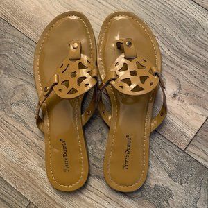 PIERRE DUMAS WOMEN'S LIMIT-20 MEDALLION FLIP FLOP SANDALS MOCHA 7.5